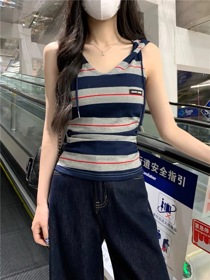 撞色条纹连帽无袖挂脖背心女修身设计感辣妹短款露背上衣