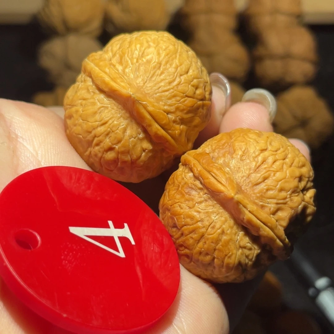 桃核把件龙珠34尺寸核桃。