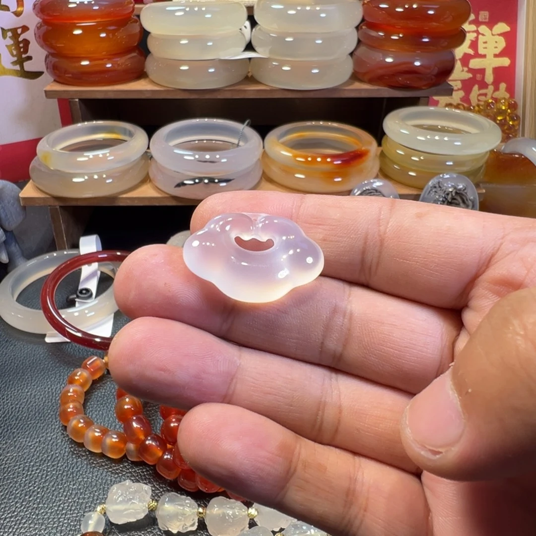 瞌***熊手镯玛瑙/玉髓未镶嵌