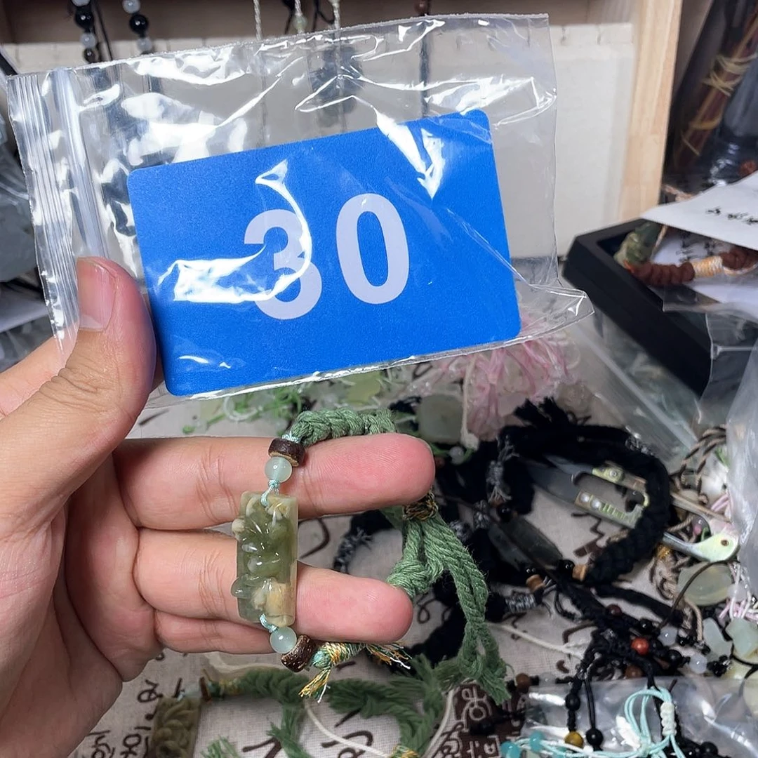 蛇纹石玉颈饰合金