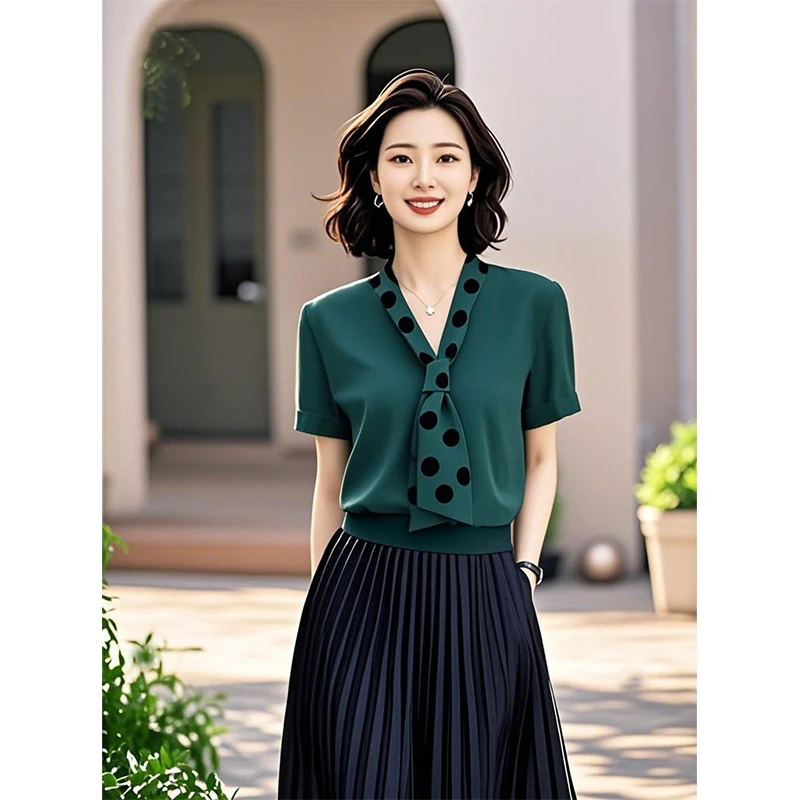 轻熟气质设计感绿色短袖T恤2025年女装春夏新款高级感丝巾上衣