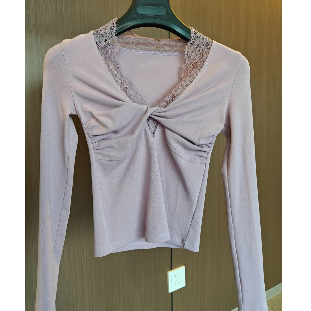 莲的百万  2025年新款蕾丝拼接V领修身收腰打底衫上衣