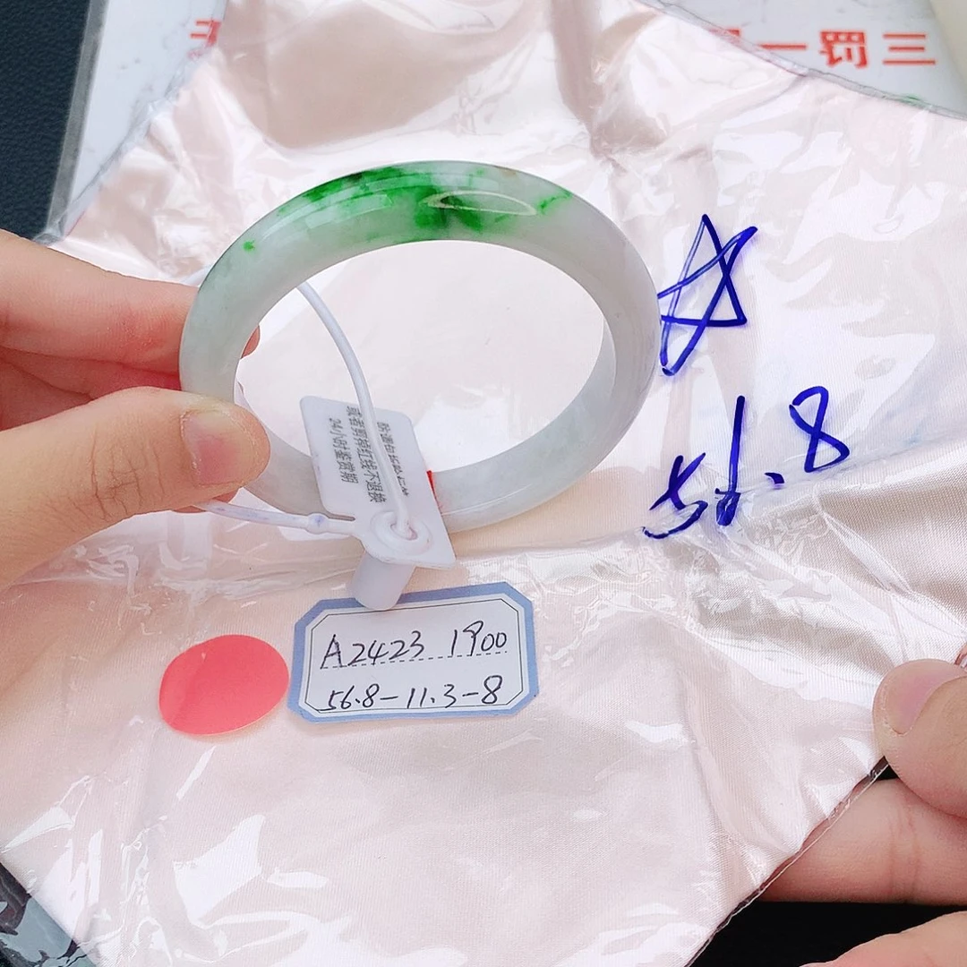 翡翠手镯未镶嵌翡翠