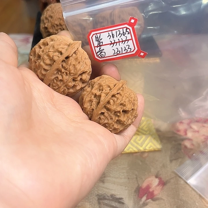 文玩核桃吊坠非嫁接元宝