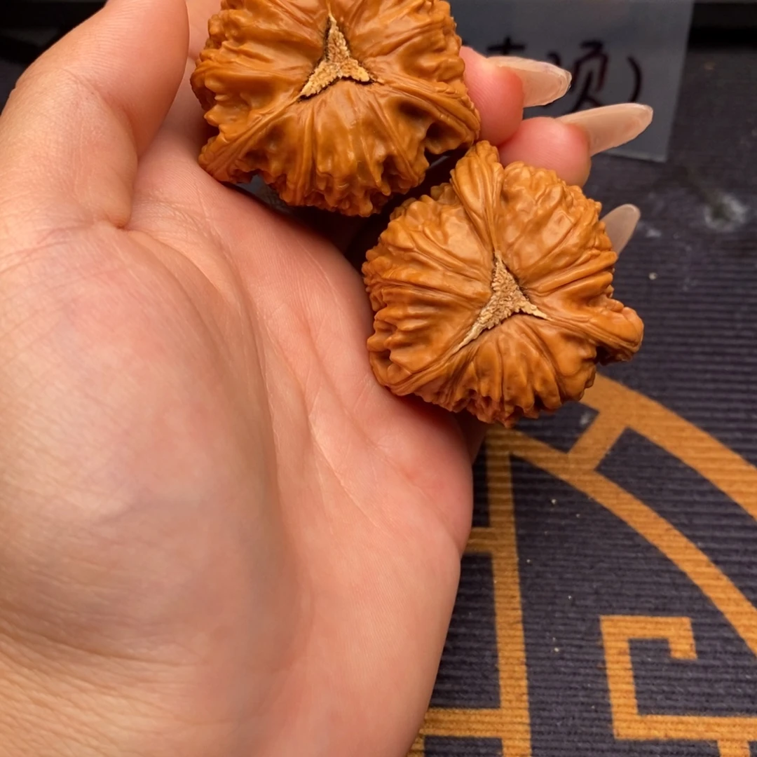 W***晴文玩核桃吊坠白狮子