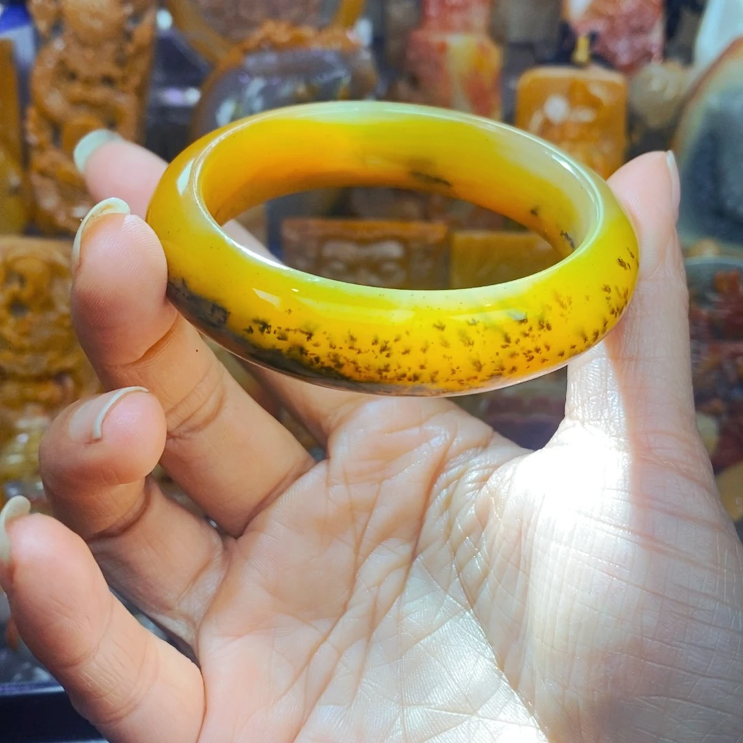 未镶嵌石英质玉（黄龙玉）颈饰