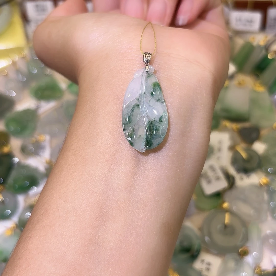 翡翠18K金镶嵌颈饰叶子