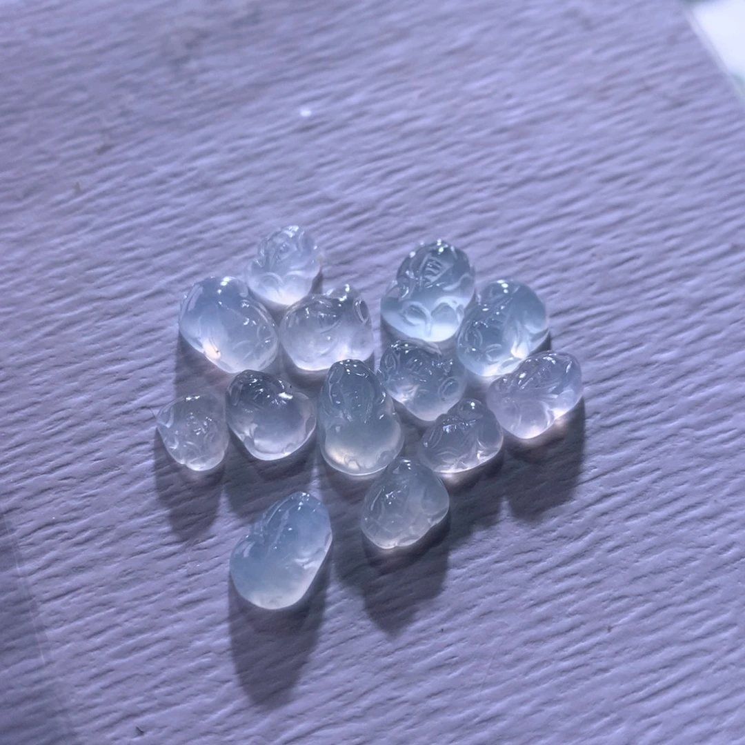 翡翠未镶嵌颈饰一手