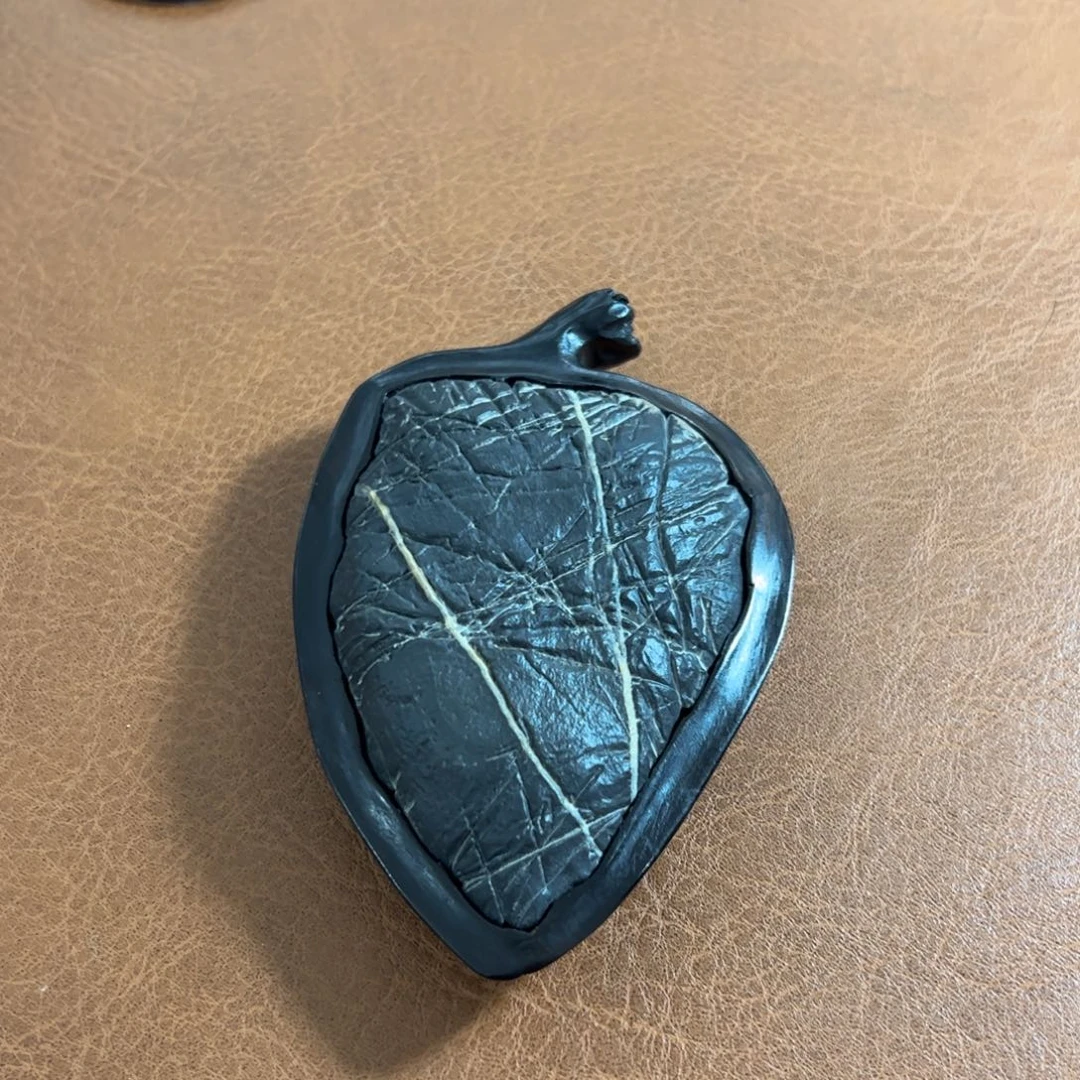 舟***制灵璧石精品手把件。