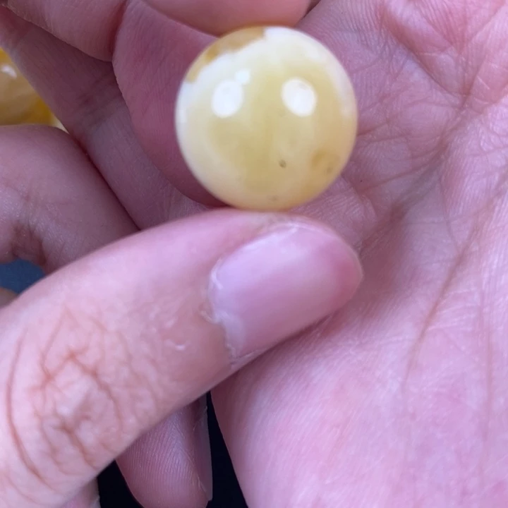 未镶嵌琥珀裸石微瑕50