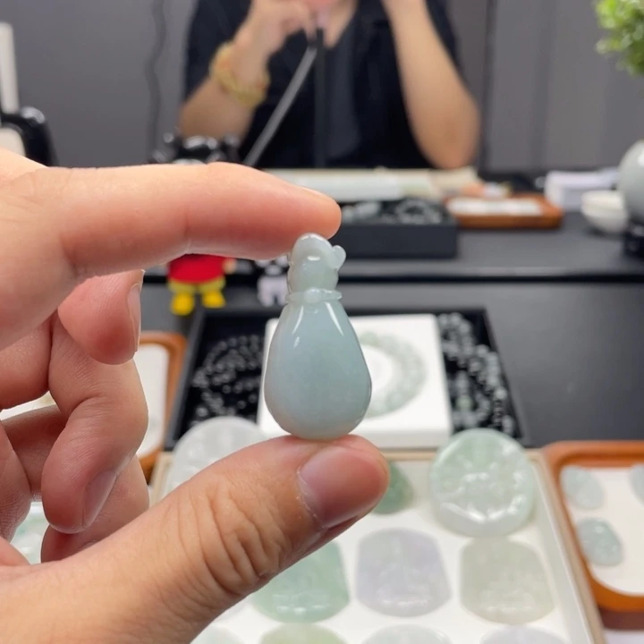 翡翠未镶嵌颈饰福袋