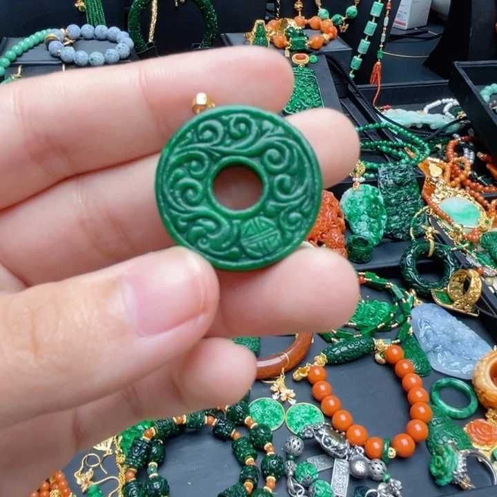 翡翠18K金镶嵌颈饰