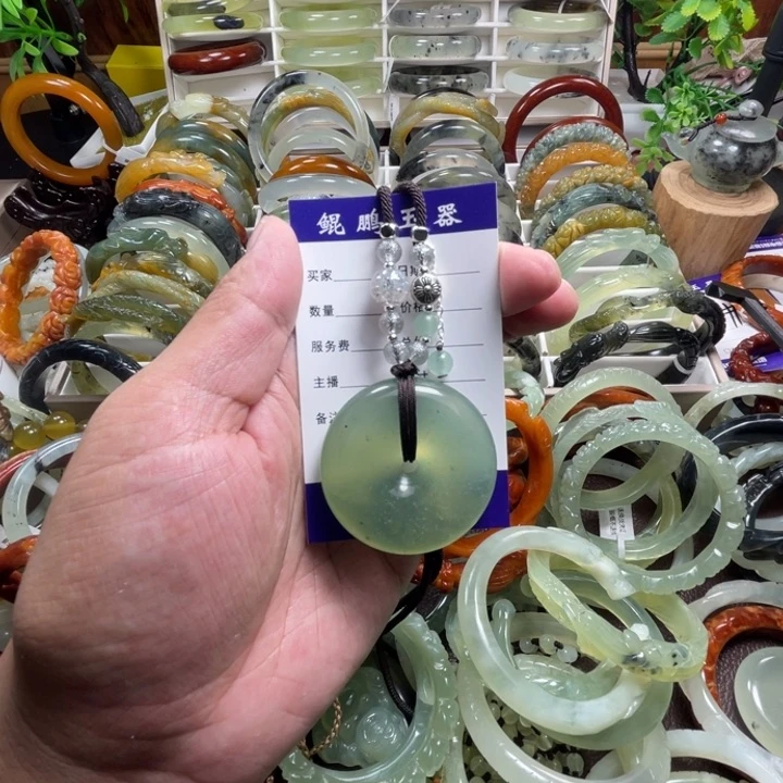 未镶嵌蛇纹石玉颈饰