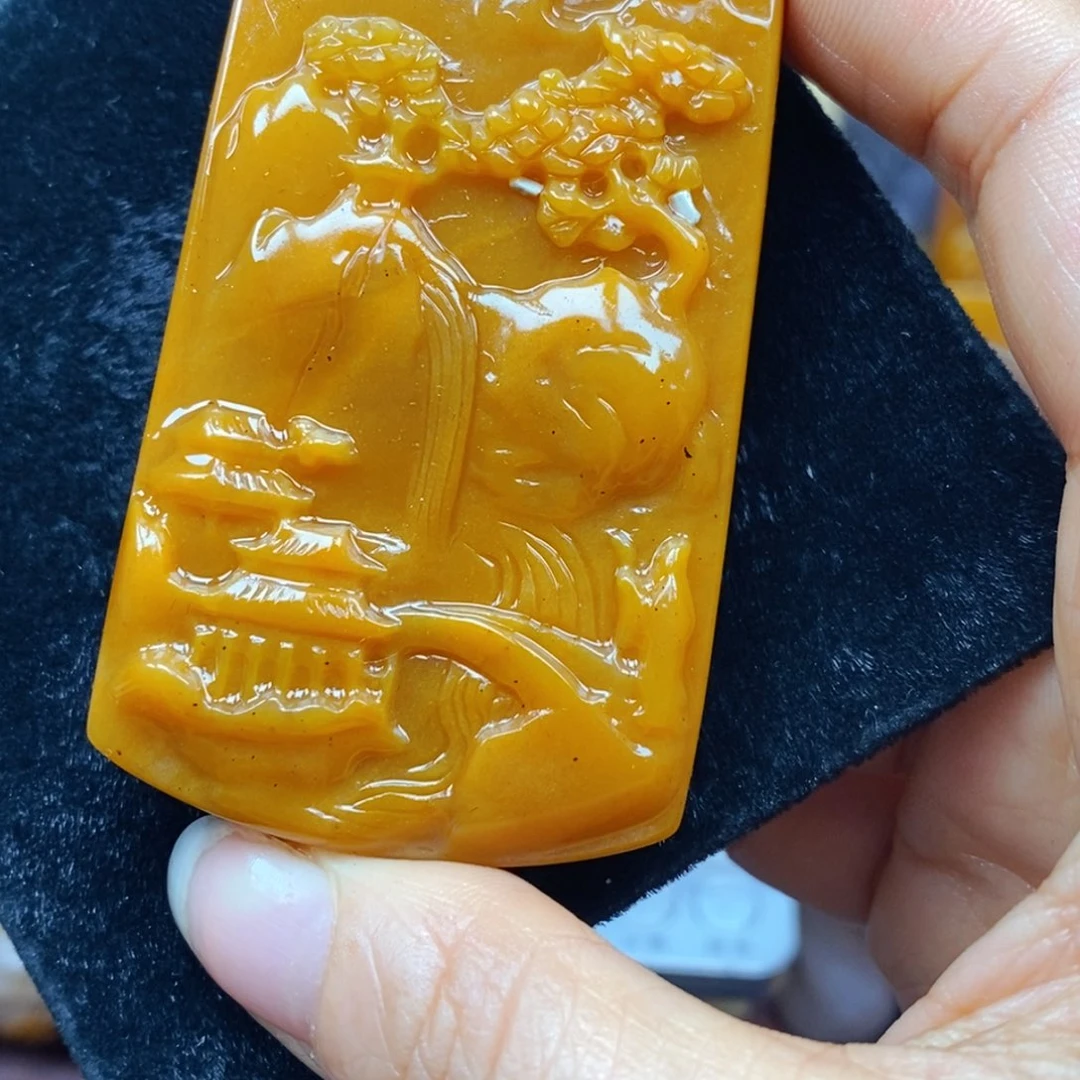 未镶嵌石英质玉（黄龙玉）颈饰