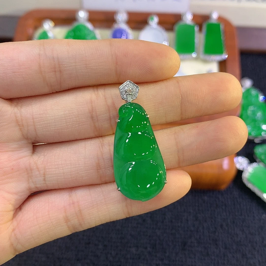 【闪购商品】吊坠(不含链)18K金镶嵌翡翠福豆