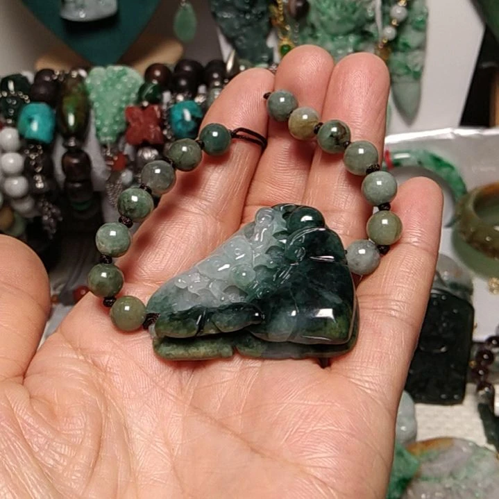 翡翠吊坠(赠链)未镶嵌