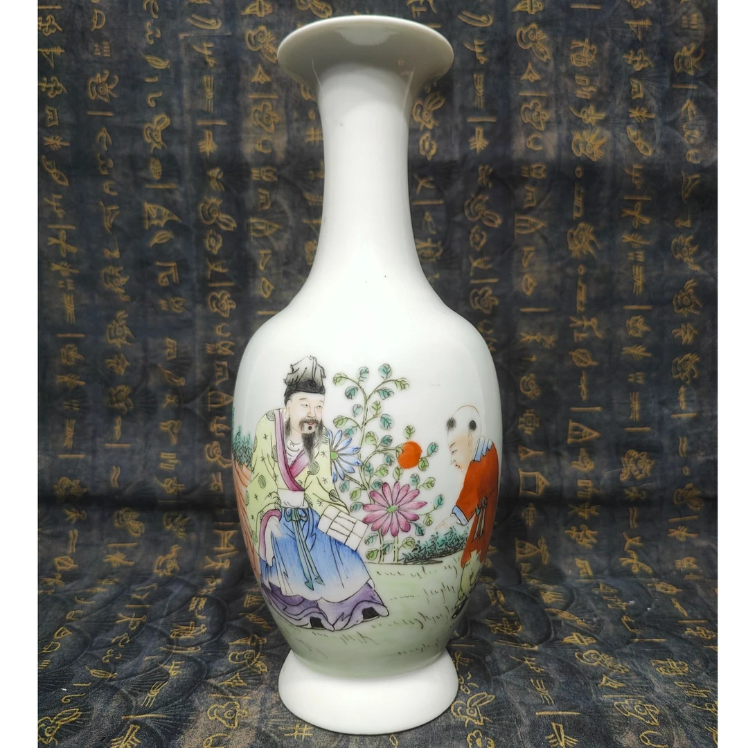 18 52 民国 粉彩人物长颈瓶-6660101