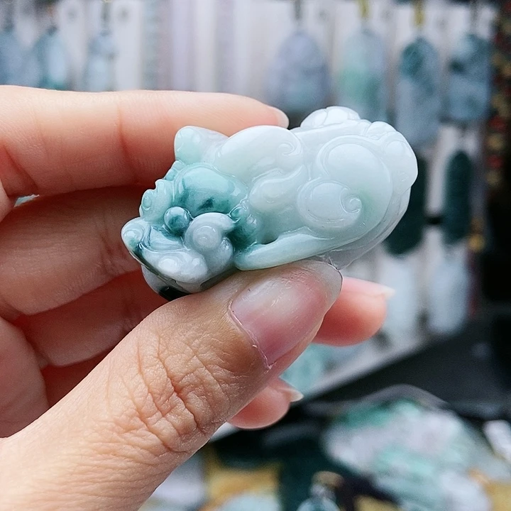 颈饰足铂镶嵌翡翠翡翠