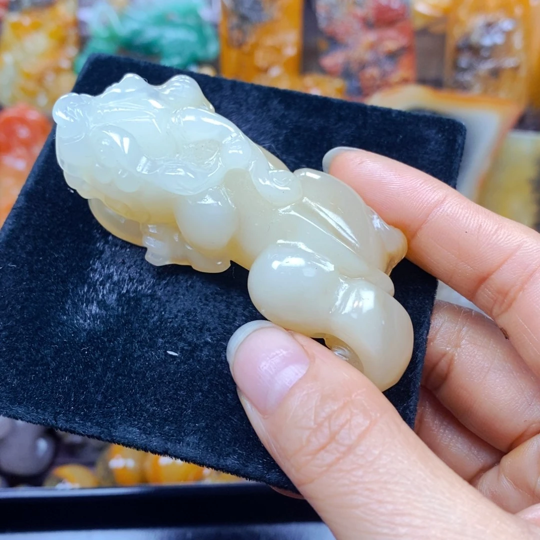 未镶嵌石英质玉（黄龙玉）颈饰