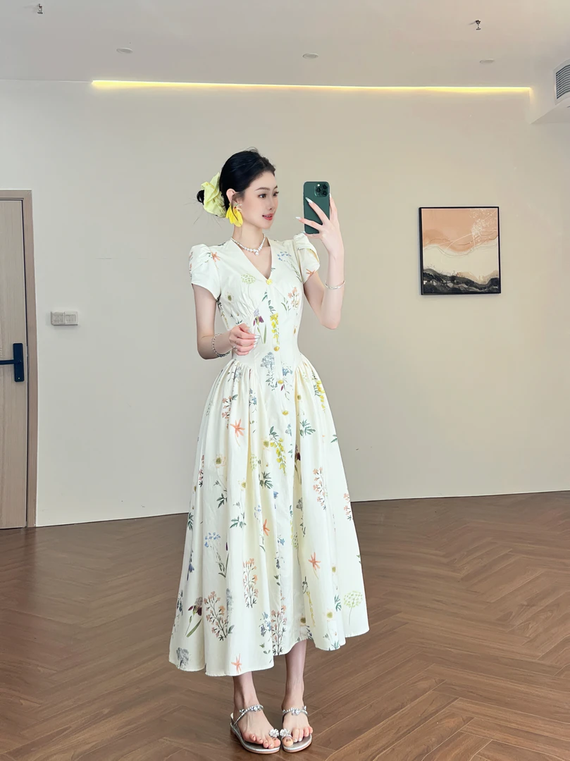 周子仪白色海边度假连衣裙女夏季2025年新款碎花夏天巨好看的裙子