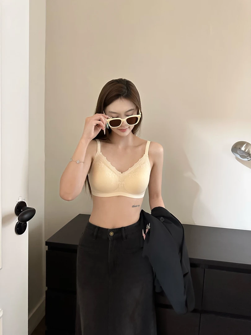 繁华蕾丝固定一体杯无痕内衣小胸聚拢不空杯收副乳防下垂舒适文胸