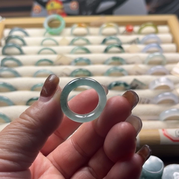 翡翠未镶嵌戒指蓝水