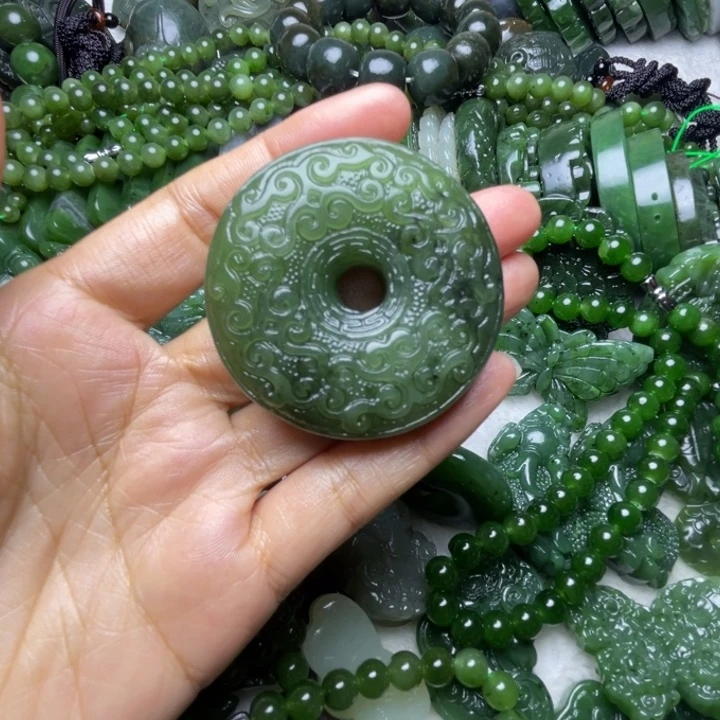 李***平和田玉未镶嵌颈饰