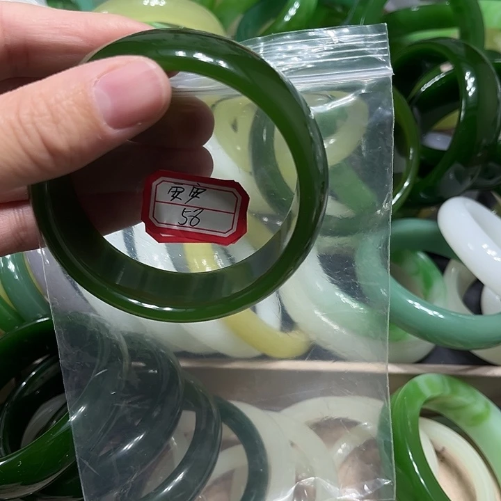 和田玉未镶嵌手镯