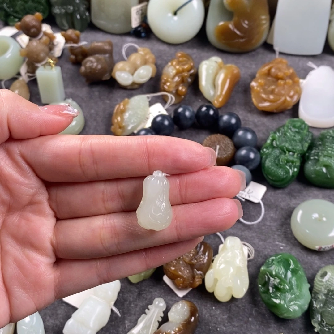 順***。和田玉未镶嵌颈饰