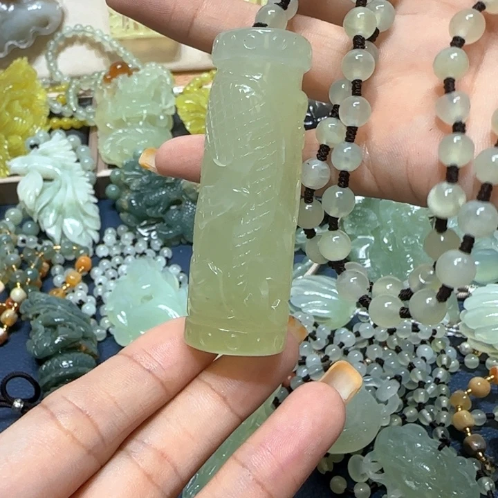 未镶嵌蛇纹石玉吊坠