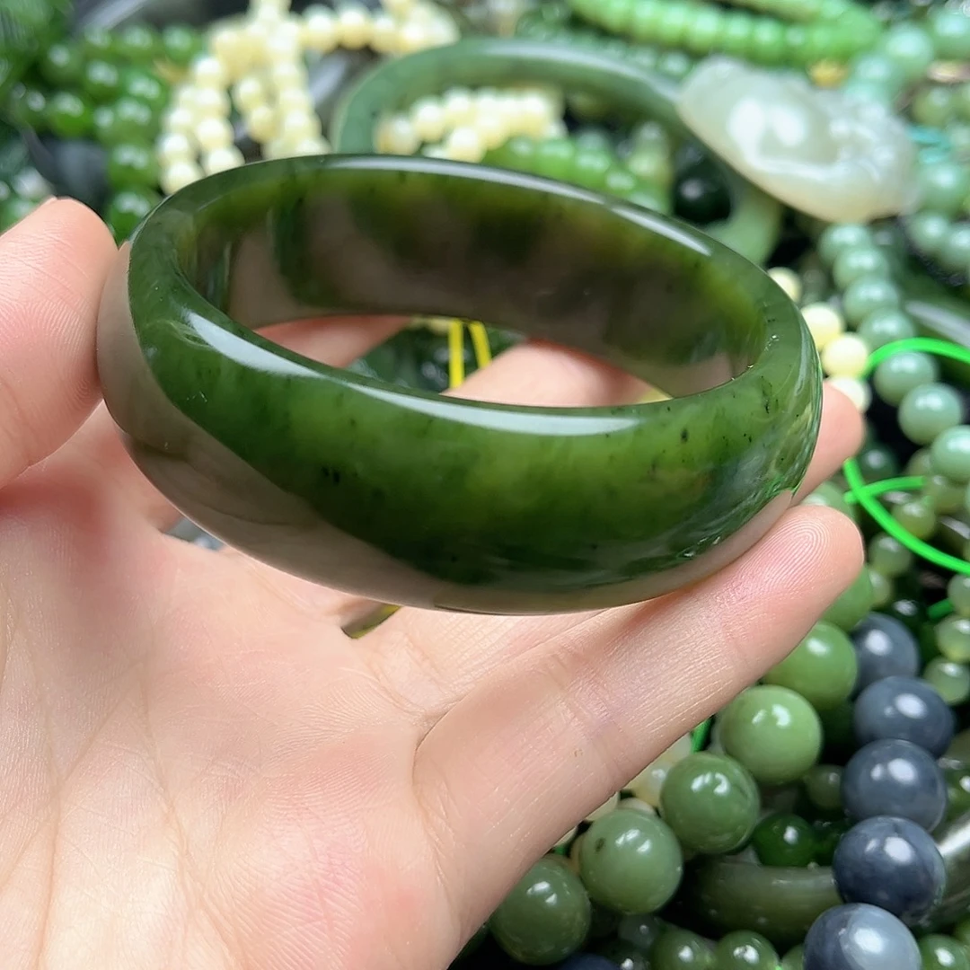 卡***啦和田玉（碧玉）未镶嵌手镯