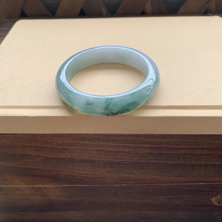 冰透细腻飘花手镯，特价5200圈口55.7-13.1-8.5，天然翡翠缅A小纹