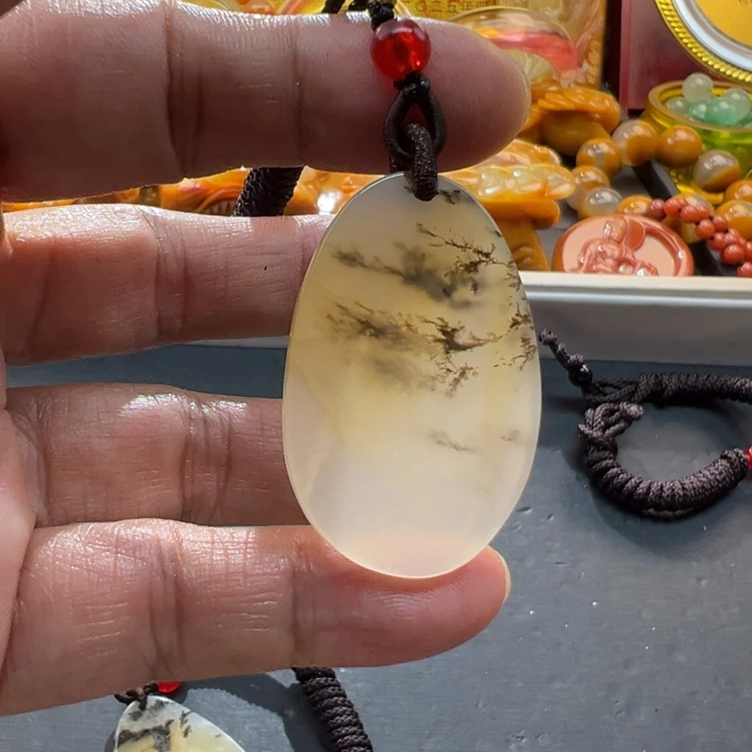 颈饰未镶嵌石英质玉