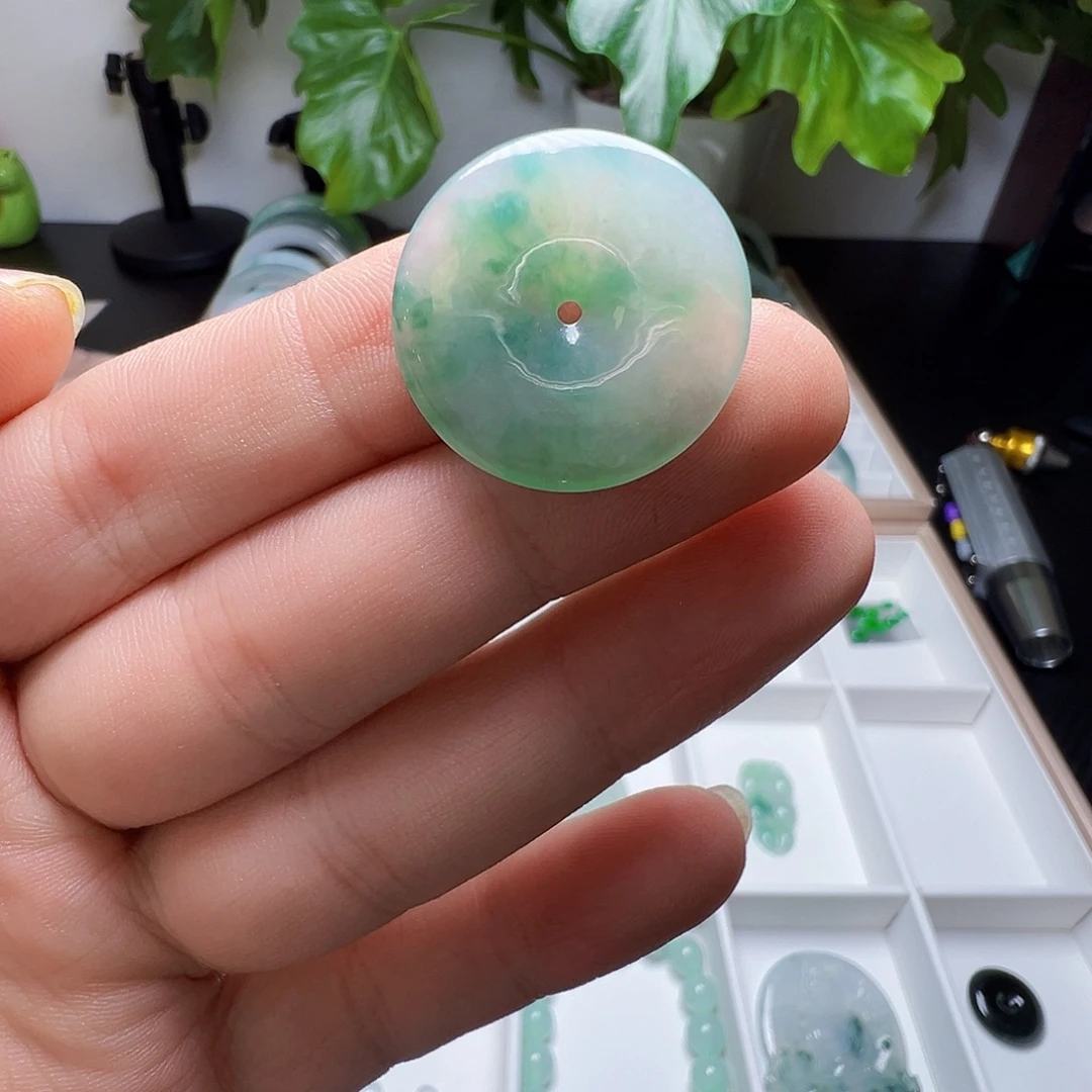 翡翠未镶嵌颈饰平安扣