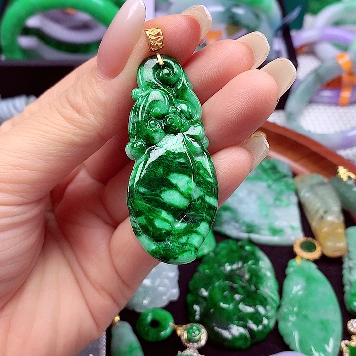 翡翠18K金镶嵌颈饰翡翠