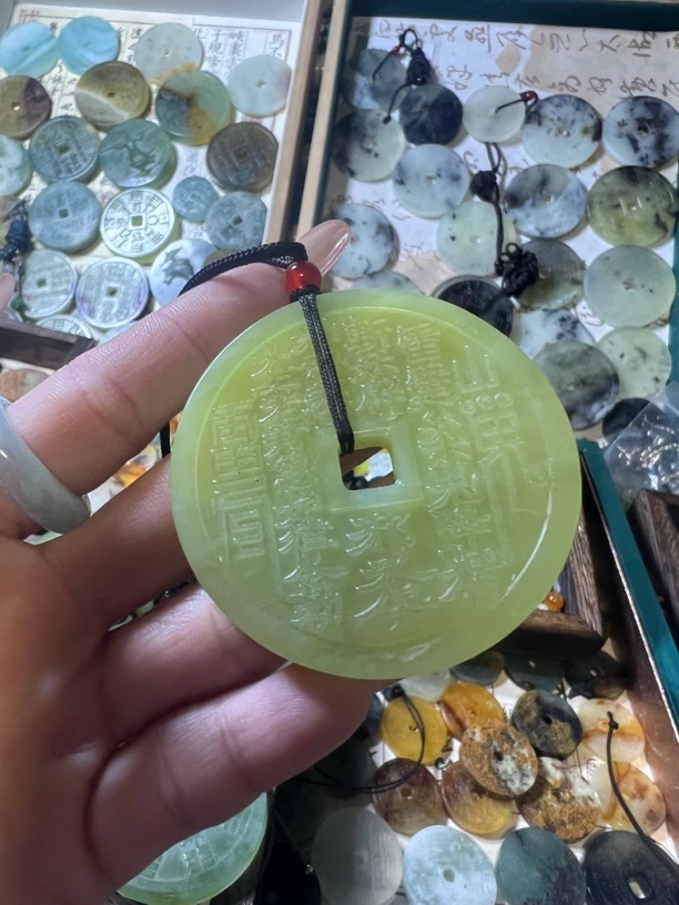 岫玉绿冰山鬼花钱挂件