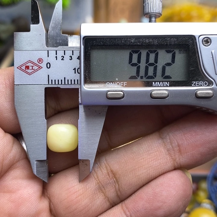 琥珀裸石未镶嵌可****o25号9.8*8.6微瑕