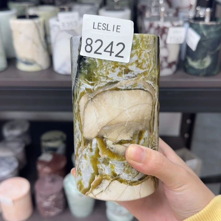 曾****亿J8242！。。。。。。。。。。。