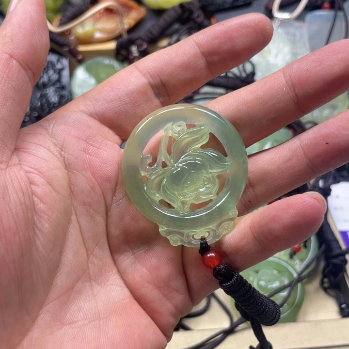 ****官蛇纹石玉未镶嵌颈饰