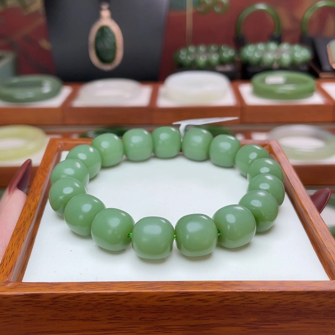 和田玉粉青走绿调手串未镶嵌