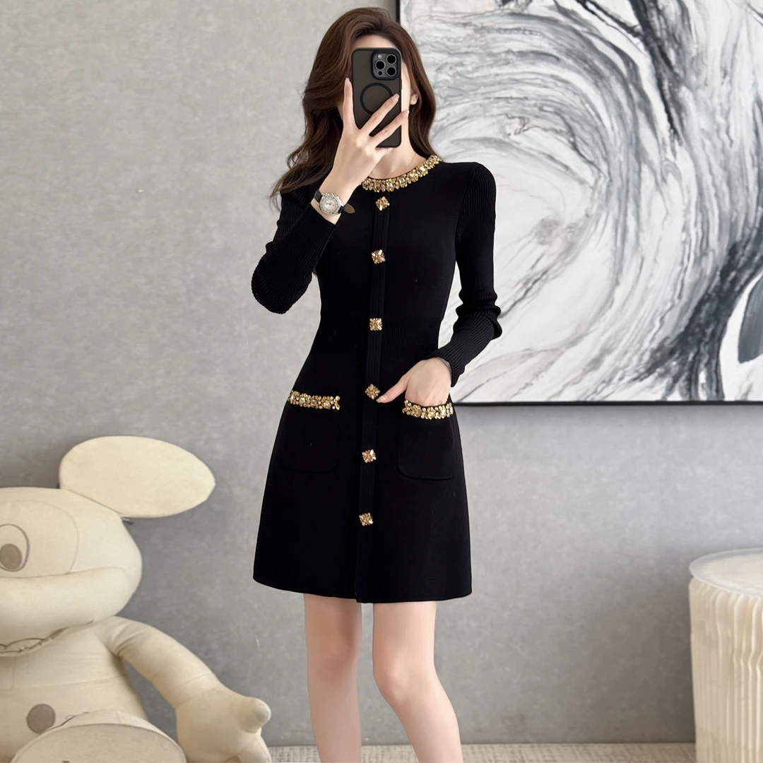 黑色小香风针织连衣裙女2025新款秋冬气质收腰显瘦单穿打底A字裙
