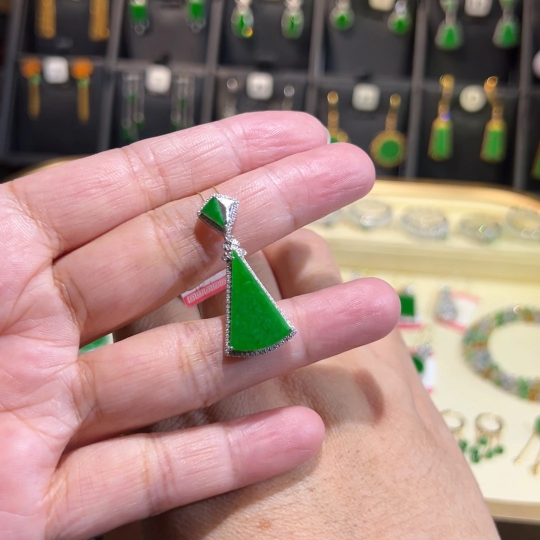 翡翠18K金镶嵌颈饰吊坠