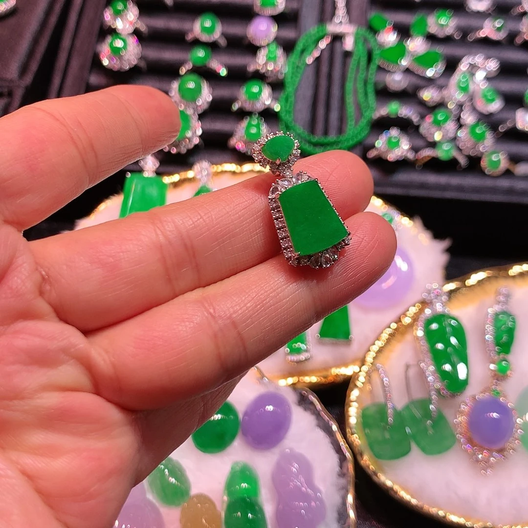 翡翠吊坠(不含链)18K金镶嵌冰阳绿无牌