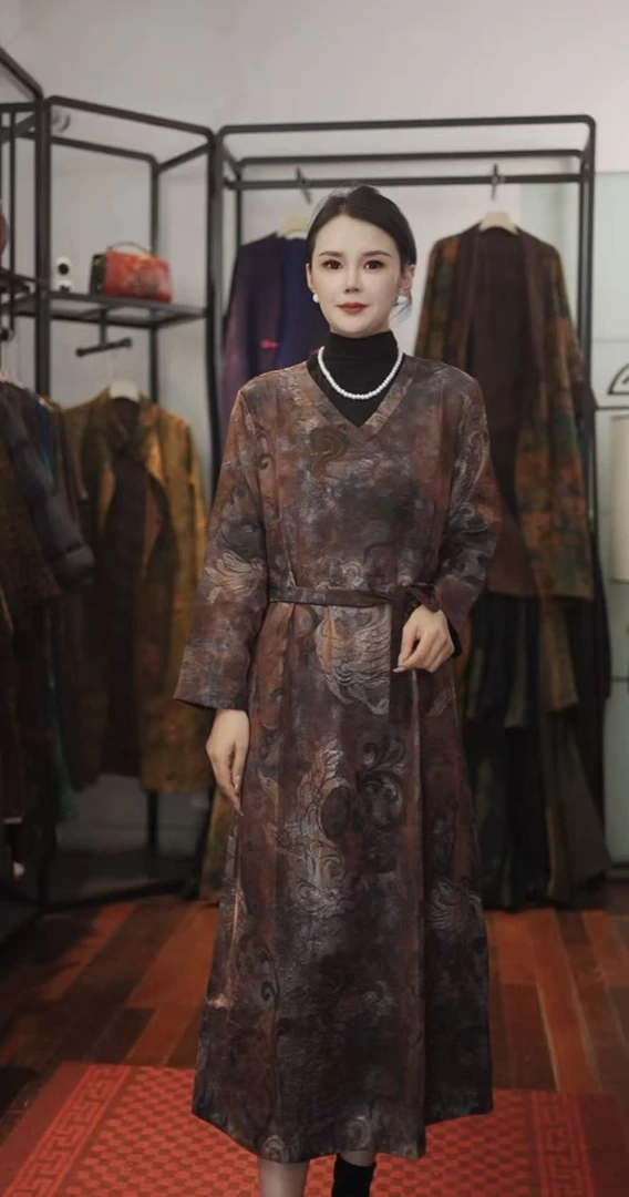 【棕绮旧梦】秋季新中式套头款V领连衣裙60-0396棕绮旧梦