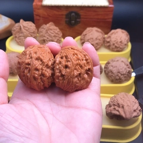 陈***趣核桃把件白狮子半臂江山