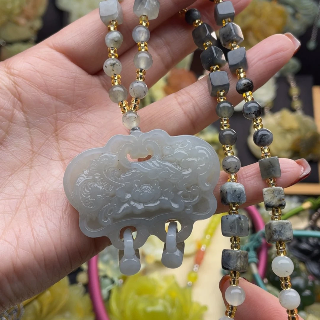 蛇纹石玉颈饰未镶嵌