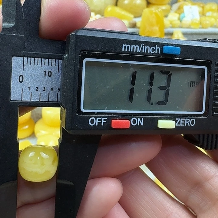 嘉***革蜜蜡未镶嵌裸石36