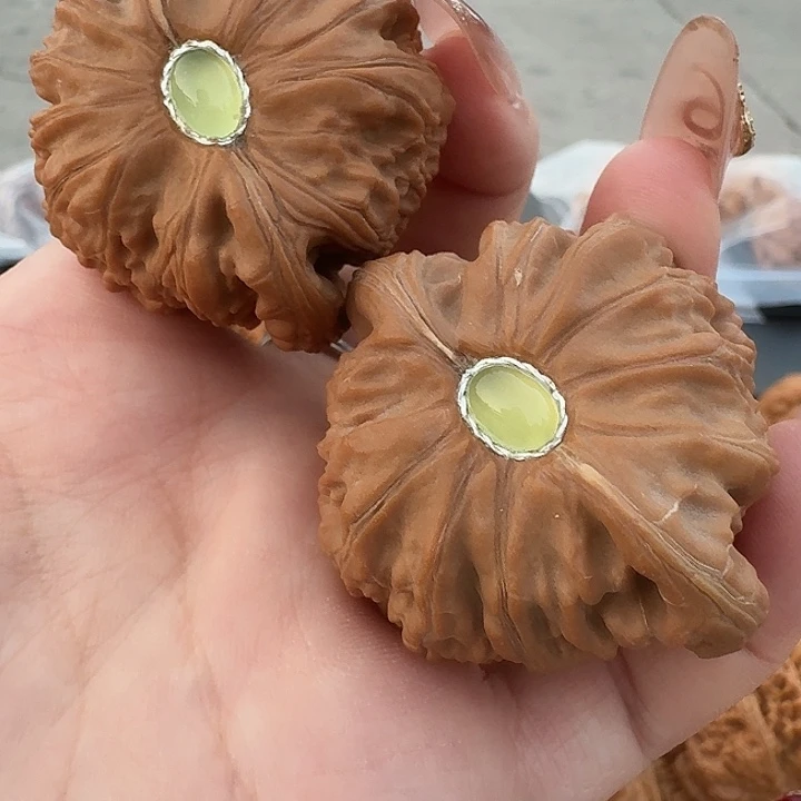 文玩核桃白狮子（镶嵌有修介意勿拍）