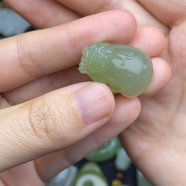 小***和和田玉未镶嵌颈饰