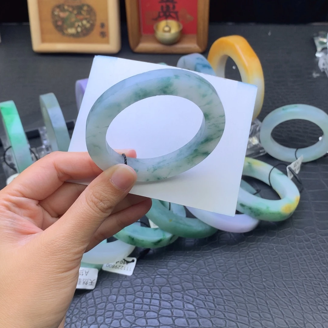 定制翡翠未镶嵌翡翠手镯